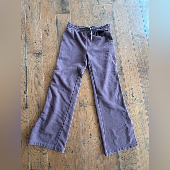Vuori Pants - Vuori sweatpants medium with side slit at hems